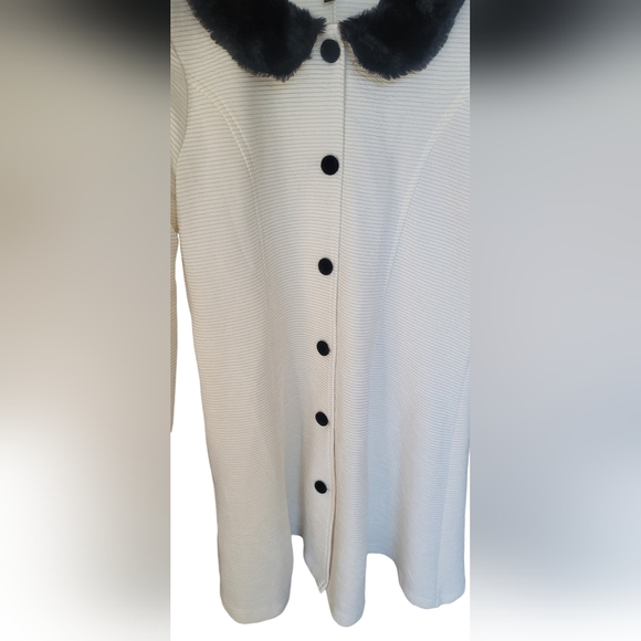 Lilt Elegant White blazer with Black buttons and faux fur collar & sleeve's cuff - Picture 3 of 10